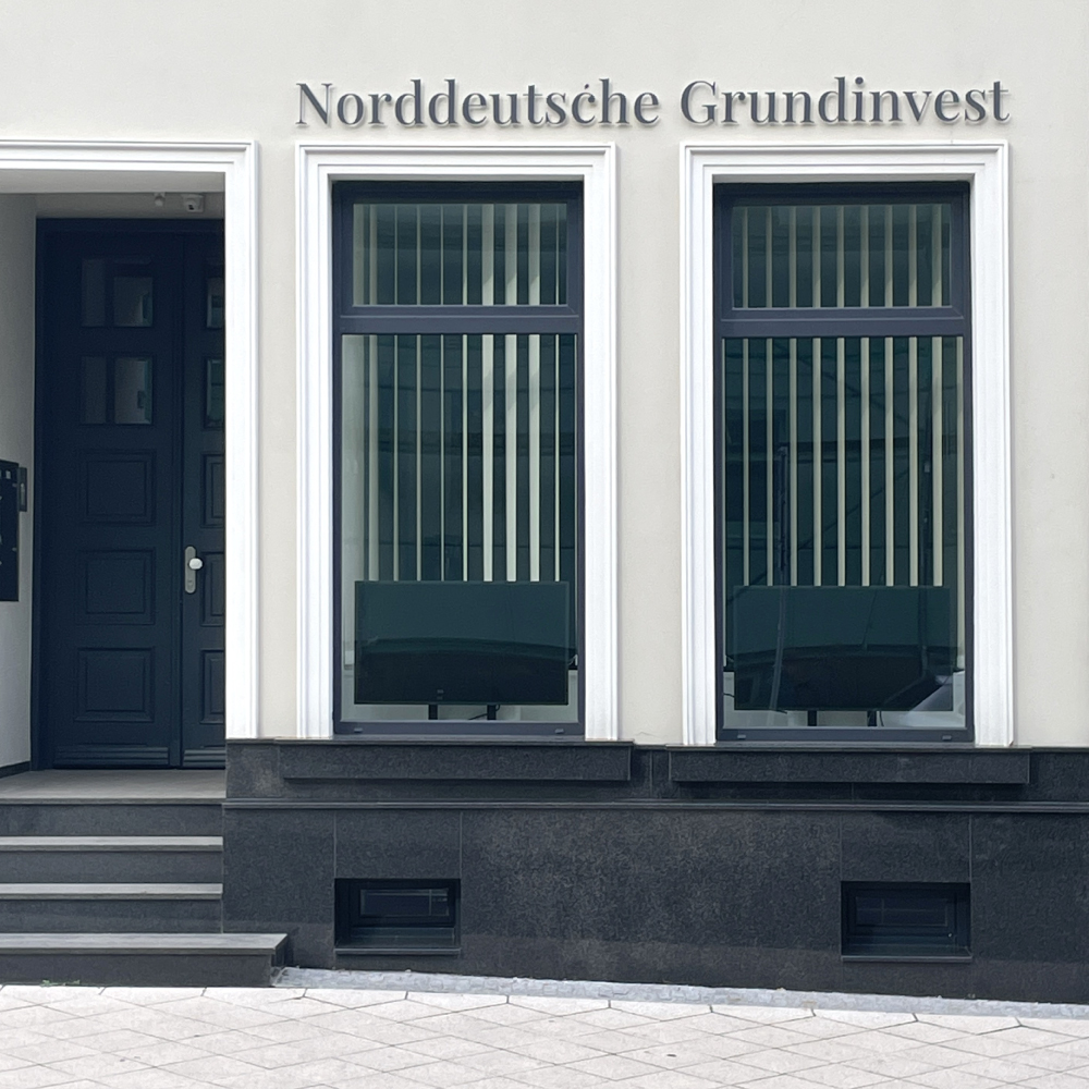 Immobilienunternehmen Norddeutsche Grundinvest, Front des Bürositzes in Schwerin